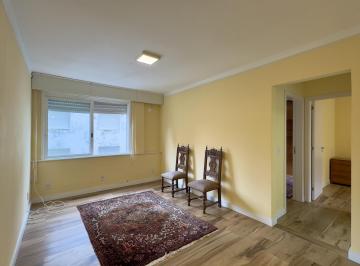 Living · Apartamento 2 dormitórios, reformado e ensolarado no Centro Histórico