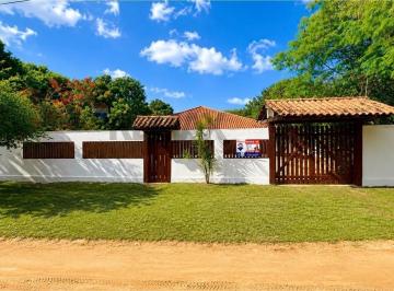 Casa · 219m² · 2 Quartos · 2 Vagas · Casa Independente à Venda na Marina - 200 m da Praia