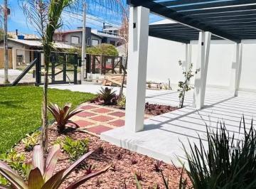 Casa · 120m² · 3 Quartos · 3 Vagas · Ampla residência a duas quadras do mar!