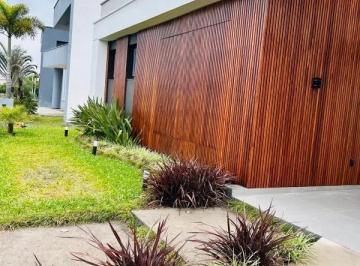 Casa · 4 Quartos · 2 Vagas · Excelente imóvel em condomínio fechado!