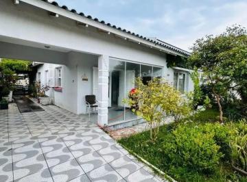 Casa · 220m² · 4 Quartos · 1 Vaga · Casa Ampla, com piscina próxima a plataforma de Tramandaí!