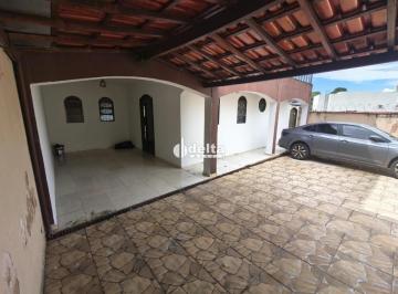 Casa · 250m² · 3 Quartos · 4 Vagas · Casa residencial com 3 quartos sendo 1 suíte disponível para locação no bairro Santa Mônica em Uberl