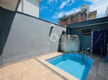 Casa · 185m² · 3 Quartos · 2 Vagas · Casa com piscina e churrasqueira com 3 quartos na Ponta da Praia