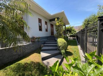 Casa · 2 Quartos · 4 Vagas · Linda casa com piscina em Igrejinha disponível para venda