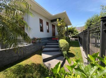 Casa · 2 Quartos · 4 Vagas · Linda casa com piscina em Igrejinha disponível para venda