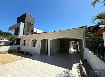 Casa · 200m² · 3 Quartos · 2 Vagas · Excelente Casa com Piscina - São José/SC
