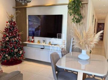 Sala ampla com rebaixamento em gesso e iluminação em LED · Casa à Venda no Parque Nanci – Maricá/RJ | 2 Quartos (1 Suíte) | Alto Padrão | Aceita Financiamento