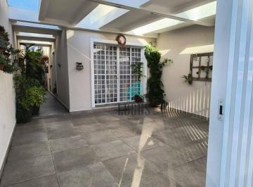 Garagem para dois carros e entrada lateral. · Linda Casa à Venda na Vila Vivaldi – São Bernardo do Campo 162m² de área construída | 3 Quartos | 1