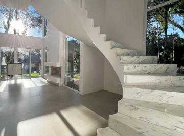 Casa de 3 quartos, Gramado · Casa espetacular padrão A, com 3 suítes, 355m², 2 vagas, Carniel, Gramado.