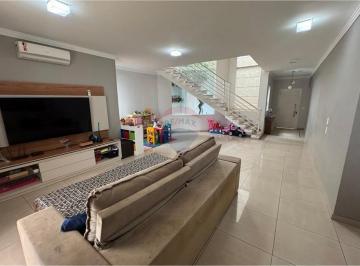 Casa · 270m² · 3 Quartos · 2 Vagas · RE/MAX aluga casa em condomínio com 270 m², 3 quartos (2 suítes), lavabo, escritório, quintal com ch