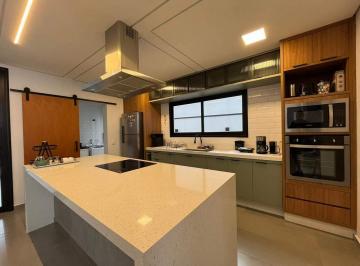 Casa · 215m² · 3 Quartos · 4 Vagas · Lindo sobrado com excelente padrão de qualidade