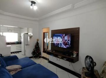 Casa · 240m² · 3 Quartos · 2 Vagas · Casa residencial disponível para venda no bairro Laranjeiras em Uberlândia - MG
