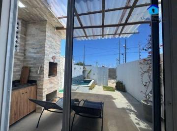 81d0298c120ce4ce12571f473d2fc55eedea3ea7 · Casa 3 qts, sendo 2 suítes, vista mar!