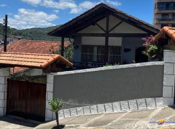 Foto 01 · Casa à venda na Várzea, Teresópolis-RJ: 3 quartos, 1 suíte, 3 vagas de garagem e área de lazer compl