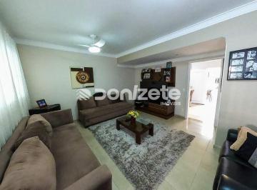 Casa · 180m² · 3 Quartos · 4 Vagas · Sobrado Residencial com 3 Quartos, 1 Suíte e 4 Vagas em Vila Scarpelli, Santo André