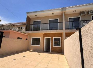 Casa · 133m² · 4 Quartos · 2 Vagas · Sobrado com piscina na Barra do Saí, 04 dormitórios sendo 1 suíte, apenas 500 metros da praia!