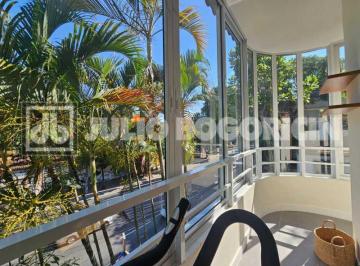 Apartamento · 113m² · 2 Quartos · Prédio charmoso, localizado em rua arborizada, apartamento todo reformado. Nada