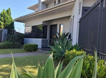 Casa · 3 Quartos · 2 Vagas · Casa à venda no bairro Michel - Criciúma/SC