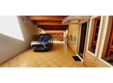 A (30) · Casa à venda em Santa Terezinha (SBC) - 3 suítes, 4 vagas, 240m² úteis
