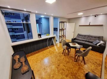 Ampla sala de estar e Jantar · Apartamento 2 Quartos Reformado e com Projetor à Venda na Vila Itapura, Campinas/SP