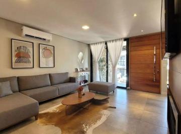 Casa · 170m² · 3 Quartos · 2 Vagas · Casa em condomínio com 3 dormitórios, suíte e 2 vagas.
