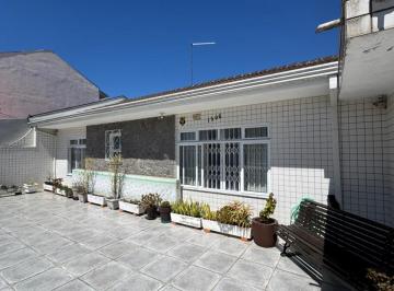 Casa de 4 quartos, Curitiba · Casa térrea localizada em excelente região comercial e próxima do terminal