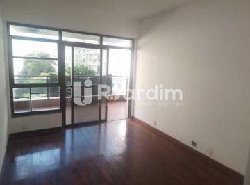 Apartamento · 190m² · 3 Quartos · 2 Vagas · Amplo Apartamento em Copacabana, Varanda, Vista Livre e Sol da Manhã.