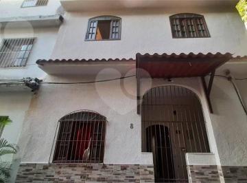 d14212cc0b6940d48767caccd58c09aebc4be4cb · Casarão com 11 quartos, República de estudantes.