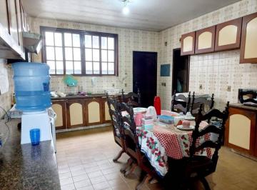 16db662bc89a454cea556b23a1a2c98ac7d2445e · Casa de 4 quartos, sendo 1 suíte com closet em São Francisco!