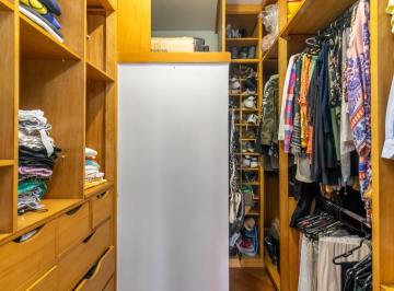 5f662c40-f07b-43ec-8fd6-286fbdb990ab · Atraente sobrado para venda em Saúde com 4 quartos, sendo 4 suítes, 220m²