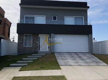 Casa · 237m² · 3 Quartos · 2 Vagas · Casa Sobrado no Alphaville Pelotas - PRONTA PARA MORAR.