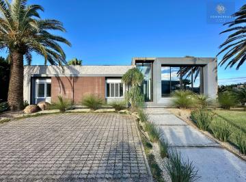 Casa · 219m² · 4 Quartos · 2 Vagas · Casa em Condomínio fechado