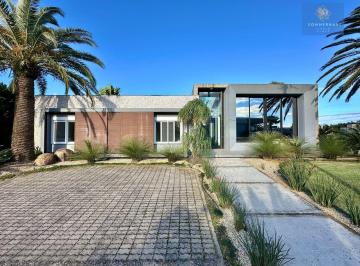 Casa · 219m² · 4 Quartos · 2 Vagas · Casa em Condomínio fechado