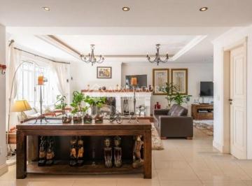 Casa · 286m² · 3 Quartos · 3 Vagas · Localizada na porção mais ocidental da cidade, no bairro que o estilo te remete a Europa clássica