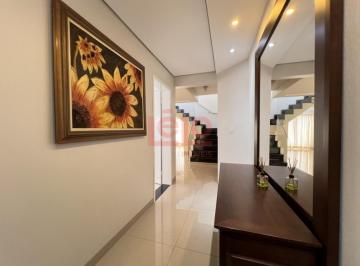 Apartamento · 204m² · 3 Quartos · 2 Vagas · Duplex Excepcional em Zona 07 – 3 Quartos e Terraço Privativo!