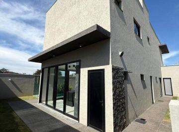 Casa · 243m² · 3 Quartos · 2 Vagas · Sobrado 3 suítes à venda no Parqville Pinheiros - Aparecida de Goiânia