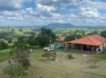 Foto 01 · Chácara à venda em Bofete-SP, Zona Rural: 2 quartos, 1 suíte, 2 salas, 2 banheiros, 2 vagas de garag