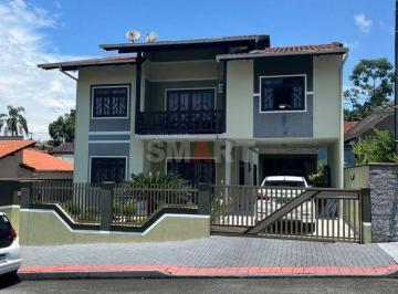 Casa · 231m² · 3 Quartos · 2 Vagas · Casa com 1 Suíte e 2 Quartos no Bairro Rau