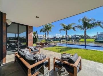 Casa · 540m² · 5 Quartos · 4 Vagas · Casa em condomínio