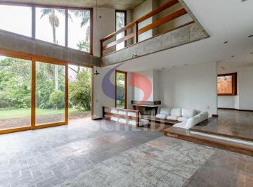 Casa · 505m² · 5 Quartos · 3 Vagas · Casa para locação com 5 quartos, 2 suítes, lareira, muito jardim, 3 vagas de garagem