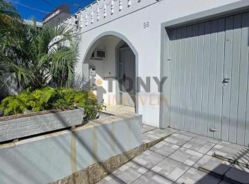 Casa · 85m² · 3 Quartos · 2 Vagas · Casa de 3 dormitórios em Barreiros - São José localização estratégica em área mista.