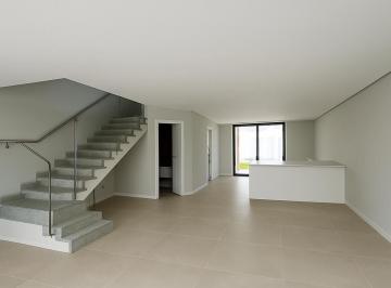 Casa · 250m² · 3 Quartos · 4 Vagas · Casa espetacular à venda no Cabral!