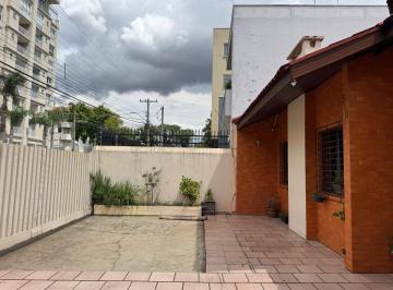 Casa de 4 quartos, Curitiba · Casa principal com 2 pavimentos e mais uma pequena casa de 2 quartos nos fundos