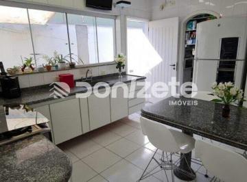 Casa · 326m² · 3 Quartos · 6 Vagas · Casa com piscina com Aluguel no Campestre, Santo André – 326 m², 3 suítes, 6 vagas