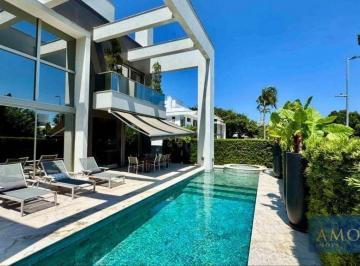 d6bb628ee0fec37ae3ceccf046a9ffbb69dc304e · Maravilhosa casa com 4 suítes no Amoraeville - Jurerê Internacional - Florianópolis/SC