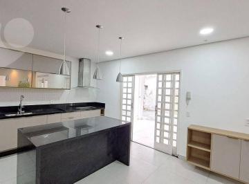 e40879327990bb71797c4776e7ef1710f10f6093 · Casa de 300m2 em centro de terreno com 3 quartos, reformada, e com muito espaço externo.