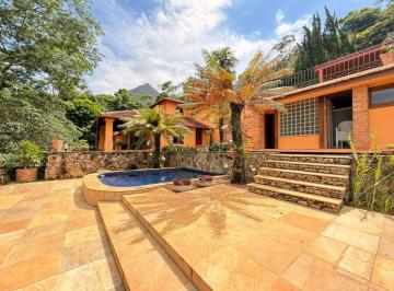 Casa de 5 quartos, Petrópolis · Casa à venda dentro do condomínio em Araras
