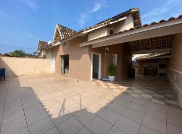 Casa de 3 quartos, Itanhaém · Casa com 3 quartos e área gourmet em Itanhaém.