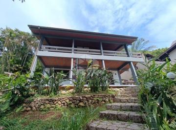 Casa · 150m² · 3 Quartos · 2 Vagas · Casa Mobiliada de 3 Quartos em Ponta das Canas: 150 m², Vista Mar e Lazer.