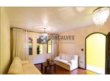 A (21) · Casa Residencial com 4 Quartos em São Bernardo do Campo – 230 m² de área total, 2 vagas